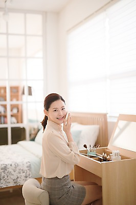 포토 JPG 여자 실내 한명 미소 들기 앉기 상반신 성인 옆모습 아웃포커스 30대 화장 뷰티 화장품 한국인 퍼프 화장대 방안 성인여자한명만 국내포토 1 뷰포인트 가구 모션 촬영기법 표정 사람 동양인 내부 장년 여자한명만 성인여자만 파일형식