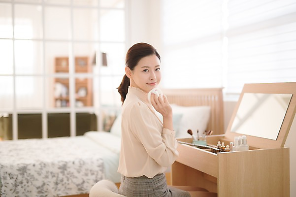 포토 JPG 여자 실내 한명 미소 들기 앉기 상반신 성인 옆모습 아웃포커스 30대 화장 뷰티 화장품 한국인 퍼프 화장대 방안 성인여자한명만 국내포토 1 뷰포인트 가구 모션 촬영기법 표정 사람 동양인 내부 장년 여자한명만 성인여자만 파일형식