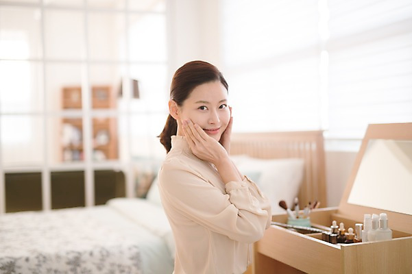 포토 JPG 여자 실내 한명 미소 앉기 상반신 성인 옆모습 아웃포커스 30대 화장 뷰티 화장품 한국인 화장대 꽃받침 방안 성인여자한명만 국내포토 1 뷰포인트 가구 모션 촬영기법 표정 사람 동양인 손짓 내부 장년 여자한명만 성인여자만 파일형식