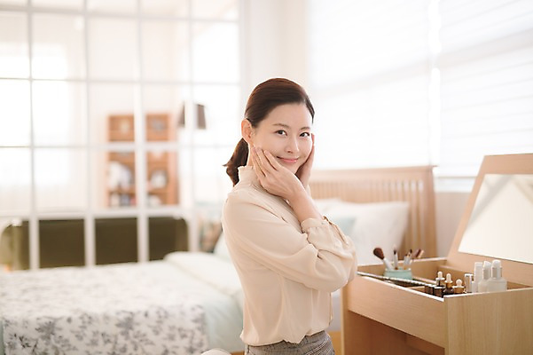 포토 JPG 여자 실내 한명 미소 앉기 상반신 성인 옆모습 아웃포커스 30대 화장 뷰티 화장품 한국인 화장대 꽃받침 방안 성인여자한명만 국내포토 1 뷰포인트 가구 모션 촬영기법 표정 사람 동양인 손짓 내부 장년 여자한명만 성인여자만 파일형식
