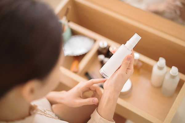 포토 JPG 여자 실내 한명 들기 앉기 상반신 성인 아웃포커스 30대 하이앵글 화장 뷰티 화장품 한국인 화장대 방안 핸드크림 성인여자한명만 국내포토 1 뷰포인트 가구 모션 촬영기법 사람 동양인 내부 장년 여자한명만 성인여자만 파일형식