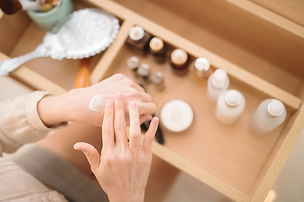 포토 JPG 손 여자 실내 한명 앉기 성인 아웃포커스 신체부위 30대 하이앵글 뷰티 화장품 한국인 화장대 방안 핸드크림 성인여자한명만 국내포토 1 뷰포인트 가구 모션 촬영기법 사람 동양인 내부 장년 여자한명만 성인여자만 파일형식