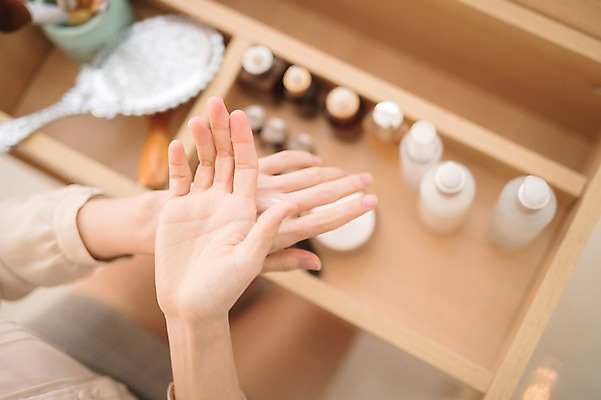 포토 JPG 손 여자 실내 한명 앉기 성인 아웃포커스 신체부위 30대 하이앵글 뷰티 화장품 한국인 화장대 방안 핸드크림 성인여자한명만 국내포토 1 뷰포인트 가구 모션 촬영기법 사람 동양인 내부 장년 여자한명만 성인여자만 파일형식