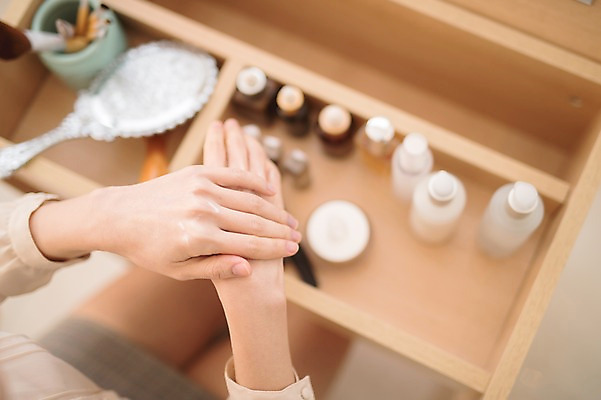 포토 JPG 손 여자 실내 한명 앉기 성인 아웃포커스 신체부위 30대 하이앵글 뷰티 화장품 한국인 화장대 방안 핸드크림 성인여자한명만 국내포토 1 뷰포인트 가구 모션 촬영기법 사람 동양인 내부 장년 여자한명만 성인여자만 파일형식