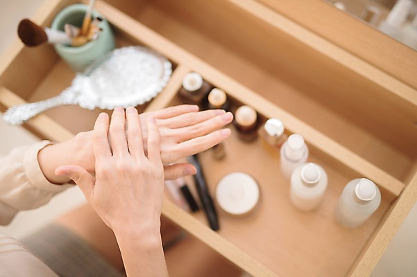 포토 JPG 손 여자 실내 한명 앉기 성인 아웃포커스 신체부위 30대 하이앵글 뷰티 화장품 한국인 화장대 방안 핸드크림 성인여자한명만 국내포토 1 뷰포인트 가구 모션 촬영기법 사람 동양인 내부 장년 여자한명만 성인여자만 파일형식