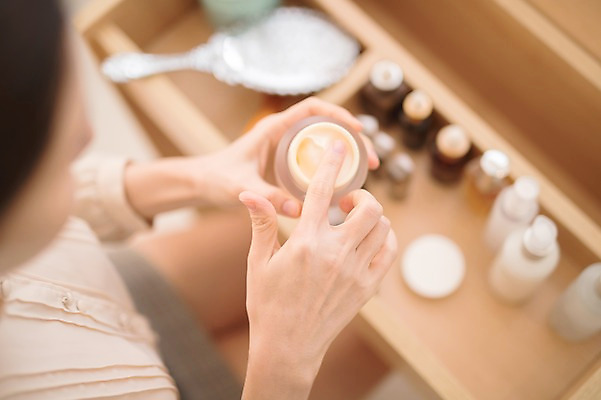 포토 JPG 손 여자 실내 한명 들기 앉기 성인 아웃포커스 신체부위 30대 하이앵글 뷰티 화장품 한국인 크림 화장대 방안 성인여자한명만 국내포토 1 뷰포인트 가구 모션 촬영기법 사람 동양인 내부 장년 여자한명만 성인여자만 파일형식