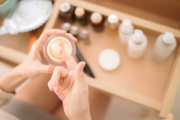 포토 JPG 손 여자 실내 한명 들기 앉기 성인 아웃포커스 신체부위 30대 하이앵글 뷰티 화장품 한국인 크림 바르기 화장대 방안 성인여자한명만 국내포토 1 뷰포인트 가구 모션 촬영기법 사람 동양인 내부 장년 여자한명만 성인여자만 파일형식