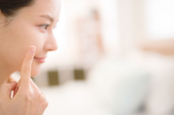 포토 JPG 여자 실내 한명 미소 앉기 근접촬영 상반신 성인 옆모습 아웃포커스 30대 화장 뷰티 화장품 한국인 크림 바르기 화장대 방안 성인여자한명만 국내포토 1 뷰포인트 가구 모션 촬영기법 표정 사람 동양인 내부 장년 여자한명만 성인여자만 파일형식