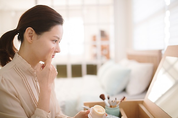 포토 JPG 여자 실내 한명 들기 앉기 상반신 성인 옆모습 아웃포커스 30대 화장 뷰티 화장품 한국인 크림 바르기 화장대 방안 성인여자한명만 국내포토 1 뷰포인트 가구 모션 촬영기법 사람 동양인 내부 장년 여자한명만 성인여자만 파일형식