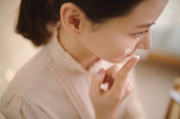 포토 JPG 여자 실내 한명 미소 앉기 근접촬영 상반신 성인 옆모습 아웃포커스 30대 화장 뷰티 화장품 한국인 크림 바르기 화장대 방안 성인여자한명만 국내포토 1 뷰포인트 가구 모션 촬영기법 표정 사람 동양인 내부 장년 여자한명만 성인여자만 파일형식