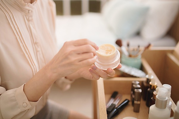 포토 JPG 여자 실내 한명 들기 앉기 근접촬영 상반신 성인 옆모습 아웃포커스 30대 화장 뷰티 화장품 한국인 크림 바르기 화장대 방안 성인여자한명만 국내포토 1 뷰포인트 가구 모션 촬영기법 사람 동양인 내부 장년 여자한명만 성인여자만 파일형식