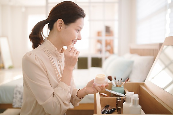 포토 JPG 여자 실내 한명 미소 들기 앉기 상반신 성인 옆모습 아웃포커스 30대 화장 뷰티 화장품 한국인 크림 바르기 화장대 방안 성인여자한명만 국내포토 1 뷰포인트 가구 모션 촬영기법 표정 사람 동양인 내부 장년 여자한명만 성인여자만 파일형식