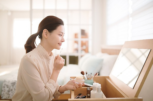 포토 JPG 여자 실내 한명 미소 들기 앉기 상반신 성인 옆모습 아웃포커스 30대 화장 뷰티 화장품 한국인 크림 바르기 화장대 방안 성인여자한명만 국내포토 1 뷰포인트 가구 모션 촬영기법 표정 사람 동양인 내부 장년 여자한명만 성인여자만 파일형식