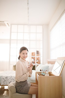 포토 JPG 여자 실내 한명 미소 들기 앉기 상반신 성인 옆모습 아웃포커스 30대 화장 뷰티 화장품 한국인 화장대 미스트 방안 성인여자한명만 국내포토 1 뷰포인트 가구 모션 촬영기법 표정 사람 동양인 내부 장년 여자한명만 성인여자만 파일형식