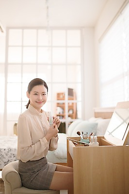 포토 JPG 여자 실내 한명 미소 들기 앉기 상반신 성인 옆모습 아웃포커스 30대 화장 뷰티 화장품 한국인 화장대 미스트 방안 성인여자한명만 국내포토 1 뷰포인트 가구 모션 촬영기법 표정 사람 동양인 내부 장년 여자한명만 성인여자만 파일형식