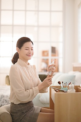 포토 JPG 여자 실내 한명 미소 들기 앉기 상반신 성인 옆모습 아웃포커스 30대 화장 뷰티 화장품 한국인 뿌리기 화장대 미스트 방안 성인여자한명만 국내포토 1 뷰포인트 가구 모션 촬영기법 표정 사람 동양인 내부 장년 여자한명만 성인여자만 파일형식