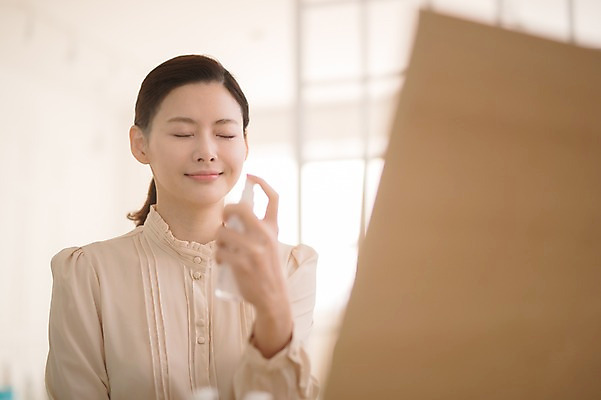 포토 JPG 여자 실내 한명 미소 들기 앉기 상반신 성인 앞모습 아웃포커스 30대 화장 뷰티 화장품 한국인 뿌리기 화장대 미스트 방안 성인여자한명만 국내포토 1 뷰포인트 가구 모션 촬영기법 표정 사람 동양인 내부 장년 여자한명만 성인여자만 파일형식