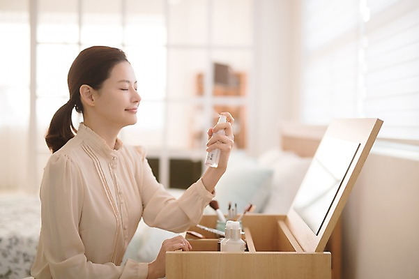 포토 JPG 여자 실내 한명 미소 들기 앉기 상반신 성인 옆모습 아웃포커스 30대 화장 뷰티 화장품 한국인 뿌리기 화장대 미스트 방안 성인여자한명만 국내포토 1 뷰포인트 가구 모션 촬영기법 표정 사람 동양인 내부 장년 여자한명만 성인여자만 파일형식