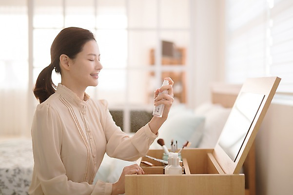 포토 JPG 여자 실내 한명 미소 들기 앉기 상반신 성인 옆모습 아웃포커스 30대 화장 뷰티 화장품 한국인 뿌리기 화장대 미스트 방안 성인여자한명만 국내포토 1 뷰포인트 가구 모션 촬영기법 표정 사람 동양인 내부 장년 여자한명만 성인여자만 파일형식