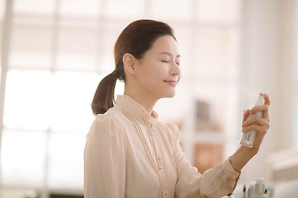 포토 JPG 여자 실내 한명 미소 들기 앉기 상반신 성인 옆모습 아웃포커스 30대 화장 뷰티 화장품 한국인 뿌리기 화장대 미스트 방안 성인여자한명만 국내포토 1 뷰포인트 가구 모션 촬영기법 표정 사람 동양인 내부 장년 여자한명만 성인여자만 파일형식