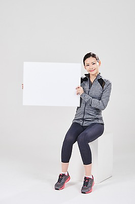 포토 JPG 스튜디오촬영 전신 배너 여자 스포츠 사각프레임 광고판 알림판 실내 한명 들기 앉기 성인 앞모습 30대 한국인 성인여자한명만 국내포토 1 뷰포인트 모션 프레임 사람 동양인 내부 장년 사각형 판 여자한명만 성인여자만 파일형식