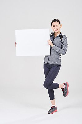 포토 JPG 스튜디오촬영 전신 배너 여자 스포츠 사각프레임 광고판 알림판 실내 한명 서기 들기 성인 앞모습 30대 운동복 한국인 성인여자한명만 국내포토 1 옷 뷰포인트 모션 프레임 사람 동양인 내부 장년 사각형 판 여자한명만 성인여자만 파일형식