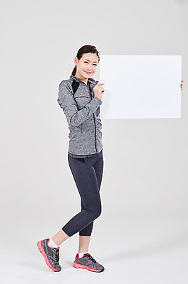 포토 JPG 스튜디오촬영 전신 배너 여자 스포츠 사각프레임 광고판 알림판 실내 한명 서기 들기 성인 앞모습 30대 운동복 한국인 성인여자한명만 국내포토 1 옷 뷰포인트 모션 프레임 사람 동양인 내부 장년 사각형 판 여자한명만 성인여자만 파일형식