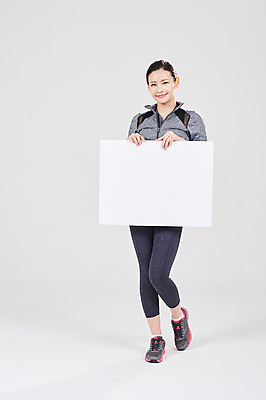 포토 JPG 스튜디오촬영 전신 배너 여자 스포츠 사각프레임 광고판 알림판 실내 한명 서기 들기 성인 앞모습 30대 운동복 한국인 성인여자한명만 국내포토 1 옷 뷰포인트 모션 프레임 사람 동양인 내부 장년 사각형 판 여자한명만 성인여자만 파일형식