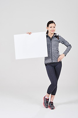 포토 JPG 스튜디오촬영 전신 배너 여자 스포츠 허리손 사각프레임 광고판 알림판 실내 한명 서기 들기 성인 앞모습 30대 운동복 한국인 성인여자한명만 국내포토 1 옷 뷰포인트 포즈 모션 프레임 사람 동양인 내부 장년 사각형 판 여자한명만 성인여자만 파일형식