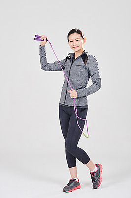 포토 JPG 스튜디오촬영 전신 여자 스포츠 실내 한명 서기 성인 앞모습 30대 한국인 줄넘기 성인여자한명만 국내포토 1 뷰포인트 모션 사람 동양인 내부 장년 운동 여자한명만 성인여자만 파일형식