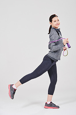 포토 JPG 스튜디오촬영 전신 여자 스포츠 실내 한명 서기 성인 옆모습 30대 스트레칭 한국인 줄넘기 성인여자한명만 국내포토 1 뷰포인트 모션 사람 동양인 내부 장년 운동 여자한명만 성인여자만 파일형식