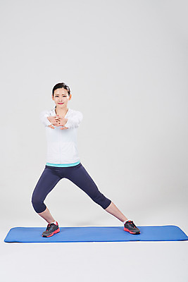 포토 JPG 스튜디오촬영 전신 여자 스포츠 실내 한명 서기 성인 앞모습 30대 한국인 매트 필라테스 성인여자한명만 국내포토 1 뷰포인트 모션 사람 동양인 내부 장년 운동 여자한명만 성인여자만 파일형식