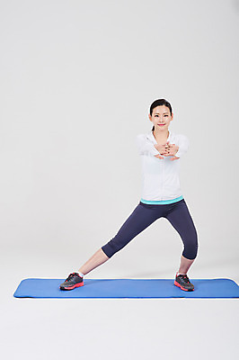 포토 JPG 스튜디오촬영 전신 여자 스포츠 실내 한명 서기 성인 앞모습 30대 한국인 매트 필라테스 성인여자한명만 국내포토 1 뷰포인트 모션 사람 동양인 내부 장년 운동 여자한명만 성인여자만 파일형식