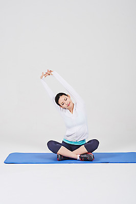 포토 JPG 스튜디오촬영 전신 여자 스포츠 실내 한명 앉기 성인 앞모습 30대 한국인 매트 필라테스 성인여자한명만 국내포토 1 뷰포인트 모션 사람 동양인 내부 장년 운동 여자한명만 성인여자만 파일형식