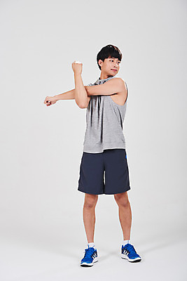 포토 JPG 스튜디오촬영 전신 남자 스포츠 실내 한명 서기 성인 앞모습 30대 스트레칭 한국인 성인남자한명만 국내포토 1 뷰포인트 모션 사람 동양인 내부 장년 운동 남자한명만 성인남자만 파일형식