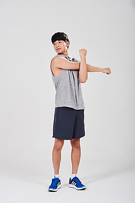 포토 JPG 스튜디오촬영 전신 남자 스포츠 실내 한명 서기 성인 앞모습 30대 스트레칭 한국인 성인남자한명만 국내포토 1 뷰포인트 모션 사람 동양인 내부 장년 운동 남자한명만 성인남자만 파일형식