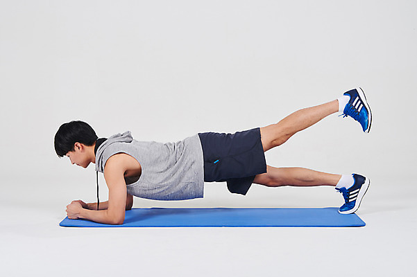 포토 JPG 스튜디오촬영 전신 남자 엎드리기 스포츠 실내 한명 성인 옆모습 30대 한국인 매트 필라테스 성인남자한명만 국내포토 1 뷰포인트 모션 사람 동양인 내부 장년 운동 남자한명만 성인남자만 파일형식