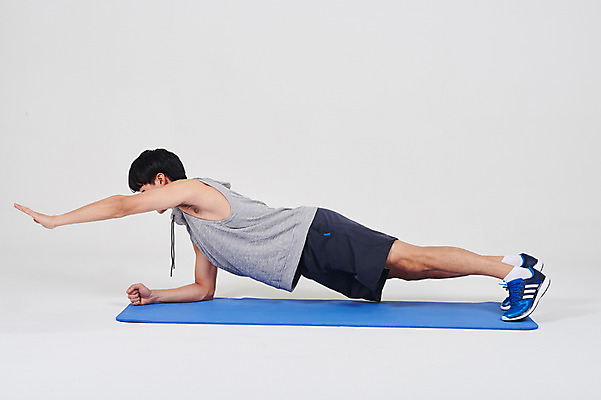 포토 JPG 스튜디오촬영 전신 남자 엎드리기 스포츠 실내 한명 성인 옆모습 30대 한국인 매트 필라테스 성인남자한명만 국내포토 1 뷰포인트 모션 사람 동양인 내부 장년 운동 남자한명만 성인남자만 파일형식