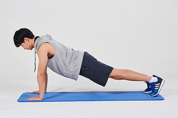 포토 JPG 스튜디오촬영 전신 남자 엎드리기 스포츠 실내 한명 성인 옆모습 30대 한국인 매트 필라테스 성인남자한명만 국내포토 1 뷰포인트 모션 사람 동양인 내부 장년 운동 남자한명만 성인남자만 파일형식