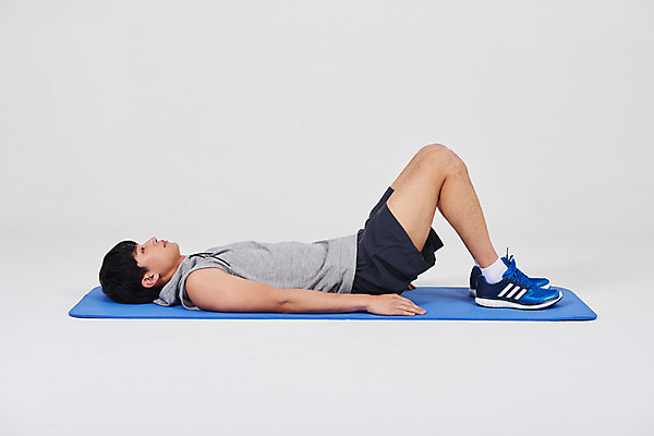 포토 JPG 스튜디오촬영 전신 남자 스포츠 실내 한명 성인 옆모습 30대 한국인 매트 필라테스 성인남자한명만 국내포토 1 뷰포인트 사람 동양인 내부 장년 운동 남자한명만 성인남자만 파일형식