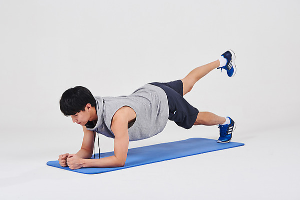 포토 JPG 스튜디오촬영 전신 남자 엎드리기 스포츠 실내 한명 성인 옆모습 30대 한국인 매트 필라테스 성인남자한명만 국내포토 1 뷰포인트 모션 사람 동양인 내부 장년 운동 남자한명만 성인남자만 파일형식