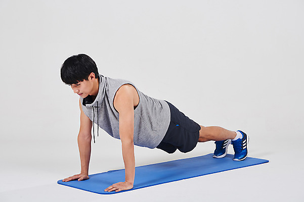 포토 JPG 스튜디오촬영 전신 남자 엎드리기 스포츠 실내 한명 성인 옆모습 30대 한국인 매트 필라테스 성인남자한명만 국내포토 1 뷰포인트 모션 사람 동양인 내부 장년 운동 남자한명만 성인남자만 파일형식 건강 인종 남자만 성인만