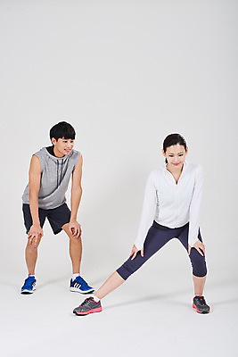 포토 JPG 스튜디오촬영 전신 여자 남자 스포츠 실내 서기 성인 두명 앞모습 30대 운동 스트레칭 한국인 감독 성인만 국내포토 직업 뷰포인트 모션 건강 사람 동양인 내부 장년 파일형식