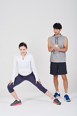 포토 JPG 스튜디오촬영 전신 여자 남자 스포츠 실내 서기 성인 두명 앞모습 30대 운동 필기구 스트레칭 한국인 감독 성인만 국내포토 직업 뷰포인트 모션 문구용품 건강 사람 동양인 내부 장년 파일형식