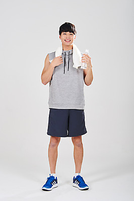 포토 JPG 스튜디오촬영 전신 남자 스포츠 휴식 실내 한명 서기 성인 앞모습 30대 수건 한국인 물병 성인남자한명만 국내포토 1 뷰포인트 컨셉 모션 사람 동양인 내부 장년 위생용품 물통 남자한명만 성인남자만 파일형식