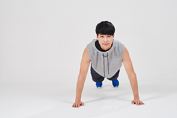 포토 JPG 스튜디오촬영 전신 남자 엎드리기 스포츠 실내 한명 성인 앞모습 30대 운동 한국인 성인남자한명만 국내포토 1 뷰포인트 모션 건강 사람 동양인 내부 장년 남자한명만 성인남자만 파일형식