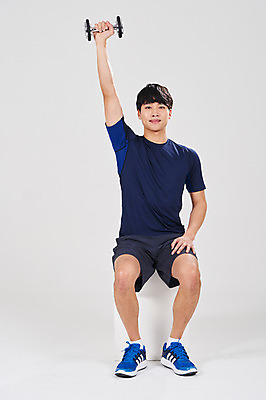 포토 JPG 스튜디오촬영 전신 남자 스포츠 실내 한명 앉기 성인 앞모습 30대 운동 아령 한국인 성인남자한명만 국내포토 1 뷰포인트 모션 건강 사람 동양인 내부 장년 남자한명만 성인남자만 파일형식