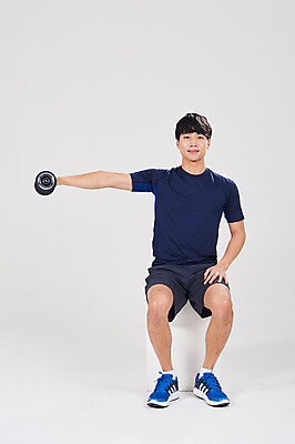 포토 JPG 스튜디오촬영 전신 남자 스포츠 실내 한명 앉기 성인 앞모습 30대 운동 아령 한국인 성인남자한명만 국내포토 1 뷰포인트 모션 건강 사람 동양인 내부 장년 남자한명만 성인남자만 파일형식 인종 남자만 성인만