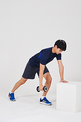 포토 JPG 스튜디오촬영 전신 남자 스포츠 실내 한명 서기 성인 옆모습 30대 운동 아령 한국인 성인남자한명만 국내포토 1 뷰포인트 모션 건강 사람 동양인 내부 장년 남자한명만 성인남자만 파일형식