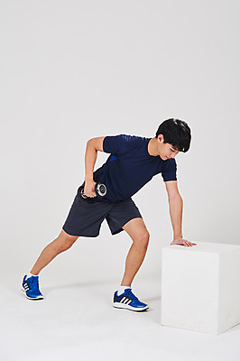 포토 JPG 스튜디오촬영 전신 남자 스포츠 실내 한명 서기 성인 옆모습 30대 운동 아령 한국인 성인남자한명만 국내포토 1 뷰포인트 모션 건강 사람 동양인 내부 장년 남자한명만 성인남자만 파일형식